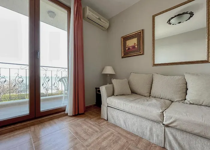 Royal Bay With Self Check-in Otel 3*